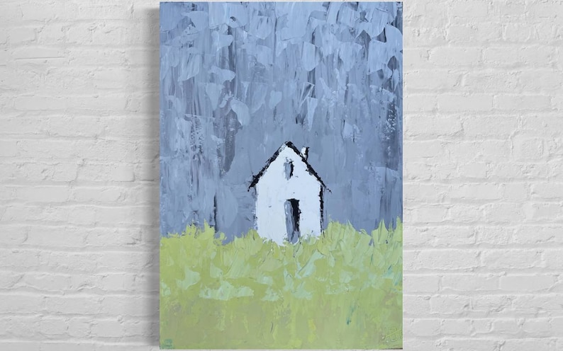 Pu&ograve; includere: Una casa bianca con una porta e un tetto neri si erge in un campo di erba verde su uno sfondo blu e grigio.