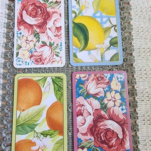 4 cartes à jouer uniques vintage, des motifs de fruits, de roses, d'oranges et de citrons à échanger (échanger des cartes), des carnets de voyage, des collages de papier, la fabrication d'étiquettes