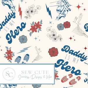 Op de afbeelding: Een naadloos patroon met de tekst "Daddy is my Hero" in blauw met rode en witte sterren, bloemen en voetafdrukken. Het patroon is op een crèmekleurige achtergrond.
