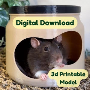 Puede incluir: Modelo imprimible en 3D de una casa para ratas, un tarro de plástico beige con tapa negra y una gran abertura ovalada. El texto "Descarga digital" y "Modelo imprimible en 3D" están en el tarro. Una rata asoma por la abertura.
