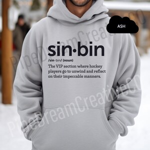 K&ouml;nnte beinhalten: Ein grauer Hoodie mit einem schwarzen Aufdruck, der "sin-bin" sagt und ihn als "Der VIP-Bereich, in dem sich Hockeyspieler entspannen und &uuml;ber ihr tadelloses Benehmen nachdenken" definiert.