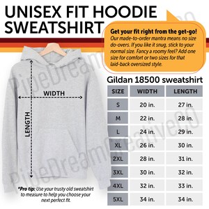 K&ouml;nnte beinhalten: Ein grauer Unisex-Hoodie mit einer Gr&ouml;&szlig;entabelle, die die Breite und L&auml;nge in Zoll f&uuml;r die Gr&ouml;&szlig;en S bis 5XL angibt. Die Tabelle ist mit "Gildan 18500 Sweatshirt" beschriftet.