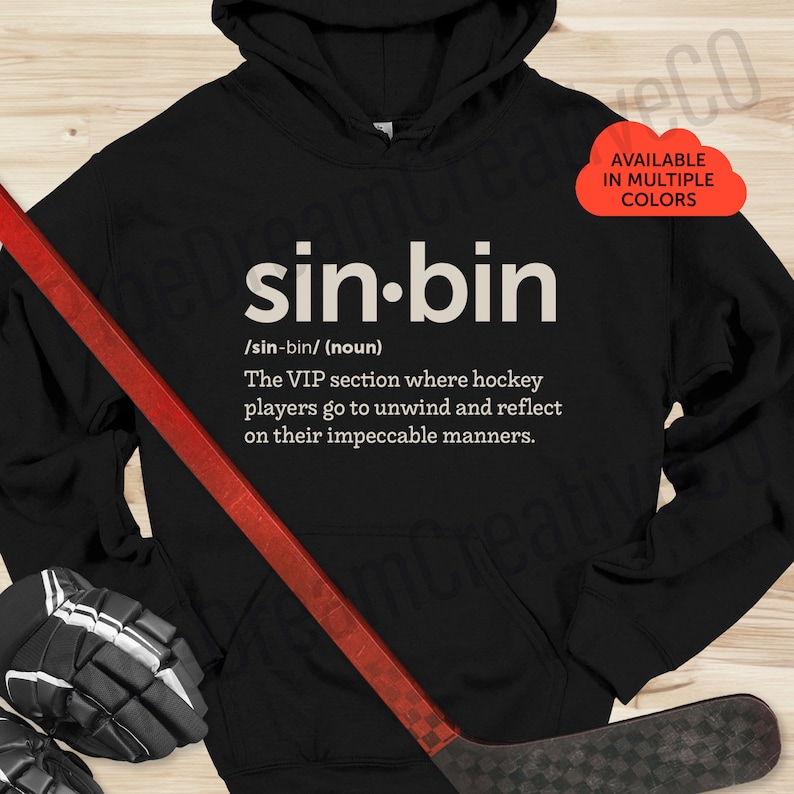 K&ouml;nnte beinhalten: Schwarzer Hoodie mit einer wei&szlig;en Grafik, auf der "sin-bin" steht und definiert wird als "Der VIP-Bereich, in dem sich Hockeyspieler entspannen und &uuml;ber ihr tadelloses Benehmen nachdenken."