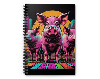 Könnte beinhalten: Spiralgebundenes Notizbuch mit einer lebendigen Illustration von drei rosa Schweinen vor einem schwarzen Hintergrund mit einer gelben Sonne und Skyline. Die Schweine stehen auf einem bunten, geometrischen Muster.