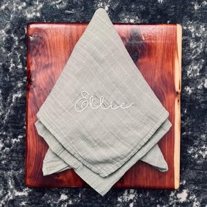 Manta personalizada con nombre para bebé – Manta bordada a mano – Regalo para recién nacidos para baby shower