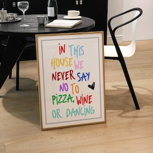 Plakat In This House, Plakat Pizza Wine Dancing, Modna sztuka ścienna, Odważny kolorowy plakat, Jasne wydruki, Sztuka retro do salonu, Sztuka maksymalistyczna