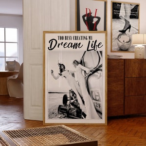Te druk met het creëren van mijn droomleven poster, quote poster, retro bar kar feministische muurkunst, krantenposter, preppy kunst, zwart-wit print