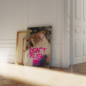 K&ouml;nnte beinhalten: Ein Vintage-Gem&auml;lde einer Frau mit langen roten Haaren, die in einen Spiegel schaut. Das Gem&auml;lde tr&auml;gt die Worte "DON'T RUSH ME" in Pink &uuml;ber dem Bild.