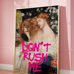 K&ouml;nnte beinhalten: Ein Vintage-Gem&auml;lde einer Frau mit langen roten Haaren, die einen Spiegel h&auml;lt und in ihren Spiegel schaut. Das Gem&auml;lde ist in einem goldenen Rahmen und hat die Worte "DON'T RUSH ME" in Pink darauf geschrieben.