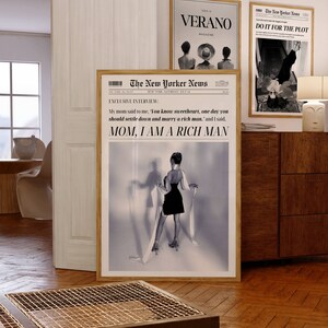 Mamo, jestem bogatym człowiekiem, plakat z nagłówkiem gazety, plakat z cytatem, retro wózek barowy, feministyczna sztuka ścienna, wiadomości z Nowego Jorku, okładka magazynu, sztuka Preppy