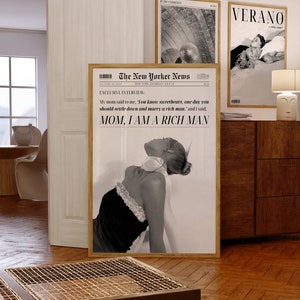 Mamo, jestem bogatym człowiekiem, plakat z nagłówkiem gazety, plakat z cytatem, retro wózek barowy, feministyczna sztuka ścienna, wiadomości z Nowego Jorku, okładka magazynu, sztuka Preppy