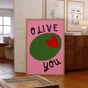 Olive You Wall Art, Różowy wydruk Olive, Dekoracja kuchenna Food Art, Uroczy wydruk Olive, Maksymalistyczna kuchnia, Wydruk artystyczny I Love You, Wydruk Pop Art Food