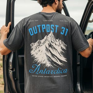 Camiseta gráfica Outpost 31 Antártida: Camiseta inspirada en las películas de terror de los 80.