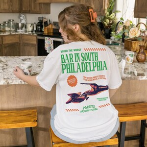 Camiseta de Paddy's Pub, con estampado frontal y trasero, inspirada en la serie de televisión "It's Always Sunny in Philadelphia", camiseta gráfica divertida de un bar irlandés para el Día de San Patricio. imagen 10