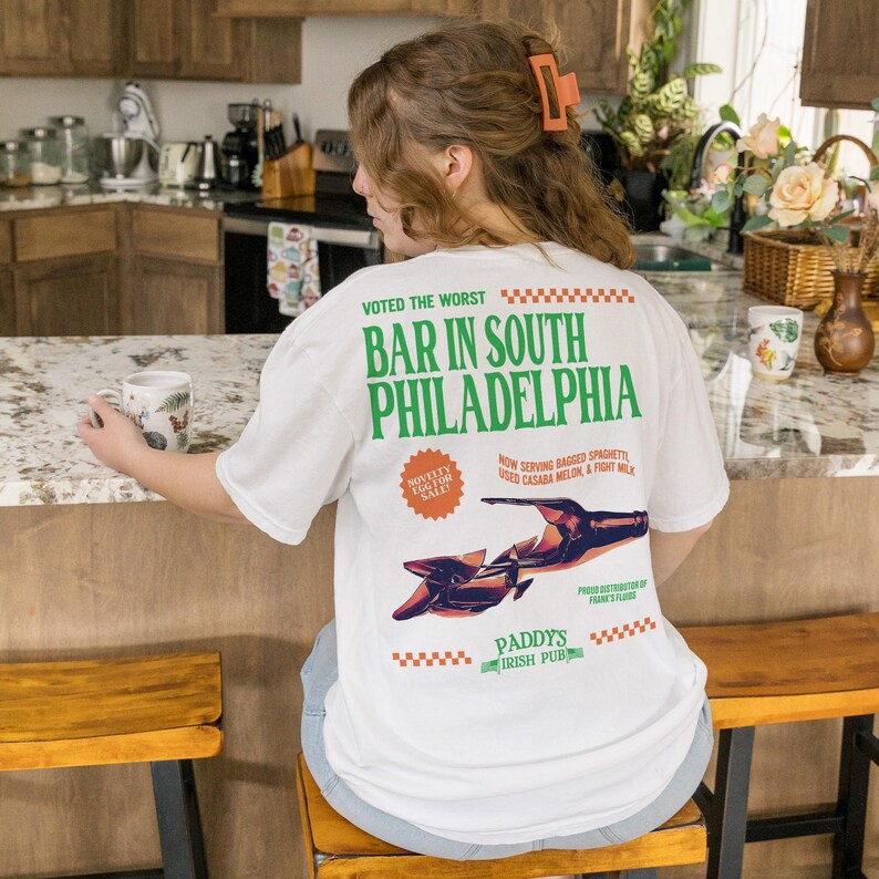 Camiseta de Paddy's Pub, con estampado frontal y trasero, inspirada en la serie de televisión "It's Always Sunny in Philadelphia", camiseta gráfica divertida de un bar irlandés para el Día de San Patricio. imagen 10