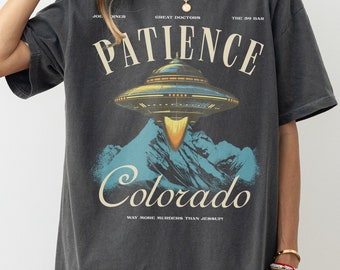 Patience, t-shirt graphique Colorado, t-shirt souvenirs d'une série télévisée OVNI extraterrestre, t-shirt affiche de voyage rétro amusante pour résident de Patience, CO