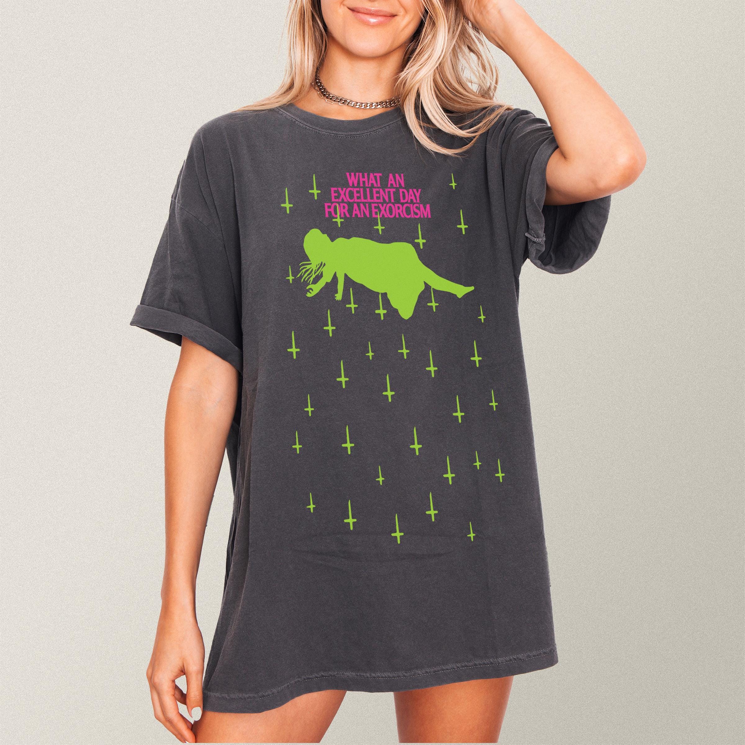 レトロホラー映画グラフィックTシャツ：悪魔祓いシーンゴシックTシャツ 