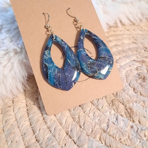 Par de pendientes hechos para realzar tus outfits, gracias a su combinación única de azul. imagen 9