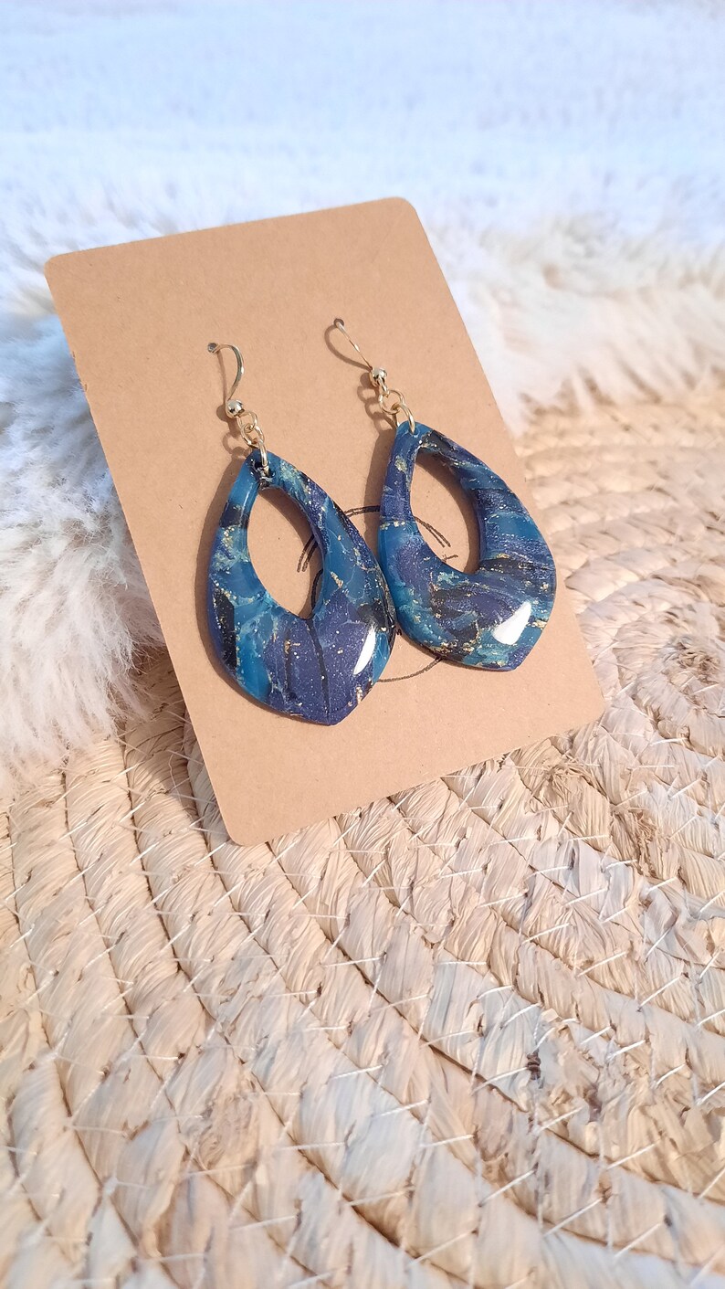 Paire de boucles d'oreilles faite pour sublimer vos tenues,grâce à son mélange unique de bleu image 9