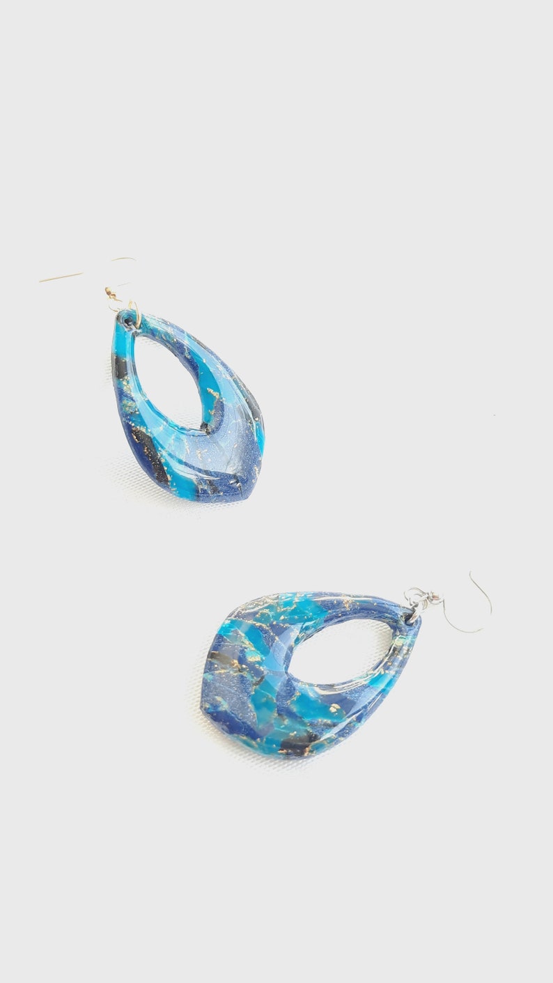 Ein Paar Ohrringe, die dank ihrer einzigartigen Blaumischung Ihre Outfits aufwerten Bild 2