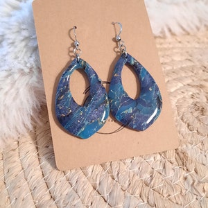 Paire de boucles d'oreilles faite pour sublimer vos tenues,grâce à son mélange unique de bleu image 3