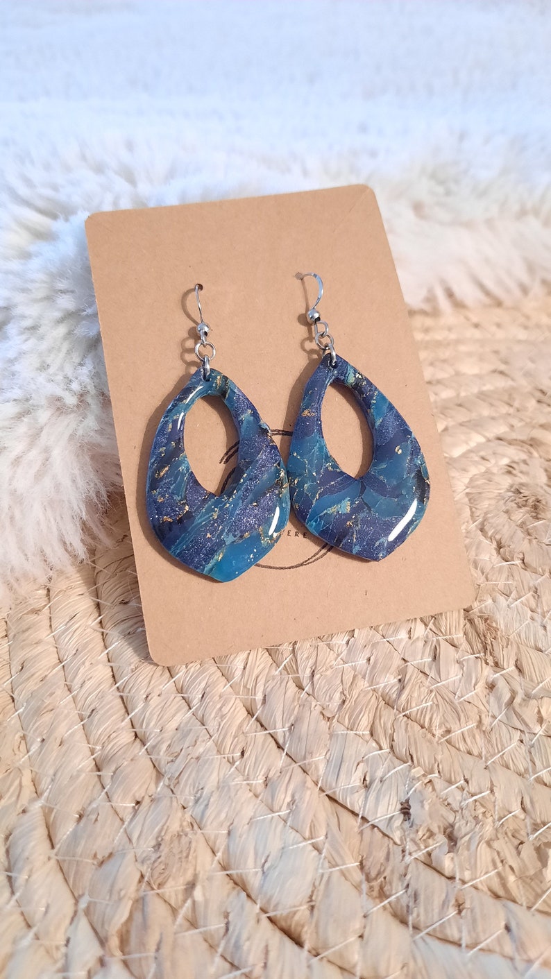 Paire de boucles d'oreilles faite pour sublimer vos tenues,grâce à son mélange unique de bleu image 3