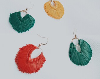 Magnifique paire de boucles d'oreilles, effet macramé en pate polymère et acier inoxydable