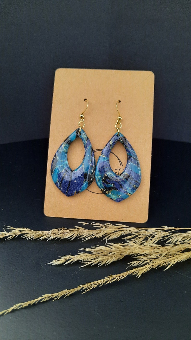 Ein Paar Ohrringe, die dank ihrer einzigartigen Blaumischung Ihre Outfits aufwerten Crochets : doré