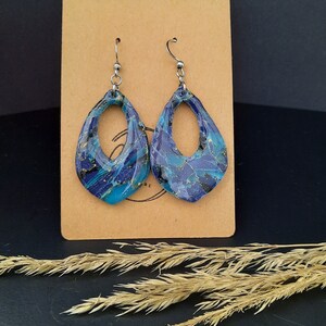 Paire de boucles d'oreilles faite pour sublimer vos tenues,grâce à son mélange unique de bleu Crochets : argenté