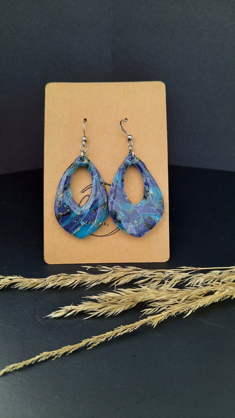 Ein Paar Ohrringe, die dank ihrer einzigartigen Blaumischung Ihre Outfits aufwerten Crochets : argenté