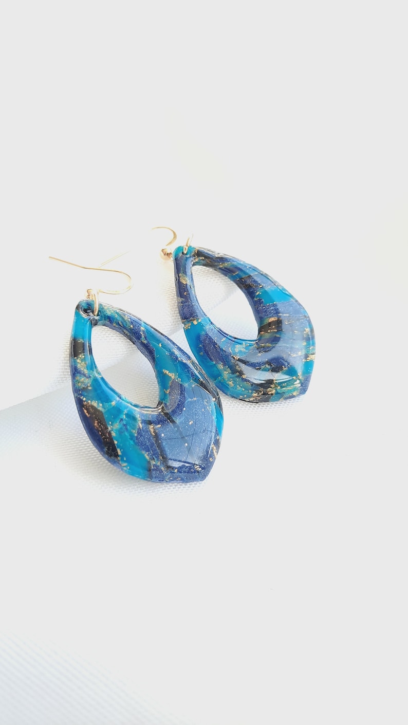 Ein Paar Ohrringe, die dank ihrer einzigartigen Blaumischung Ihre Outfits aufwerten Bild 1