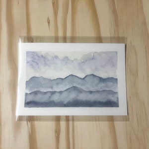 Postal de acuarela pintada a mano de 4 x 6: gloria de la montaña brumosa