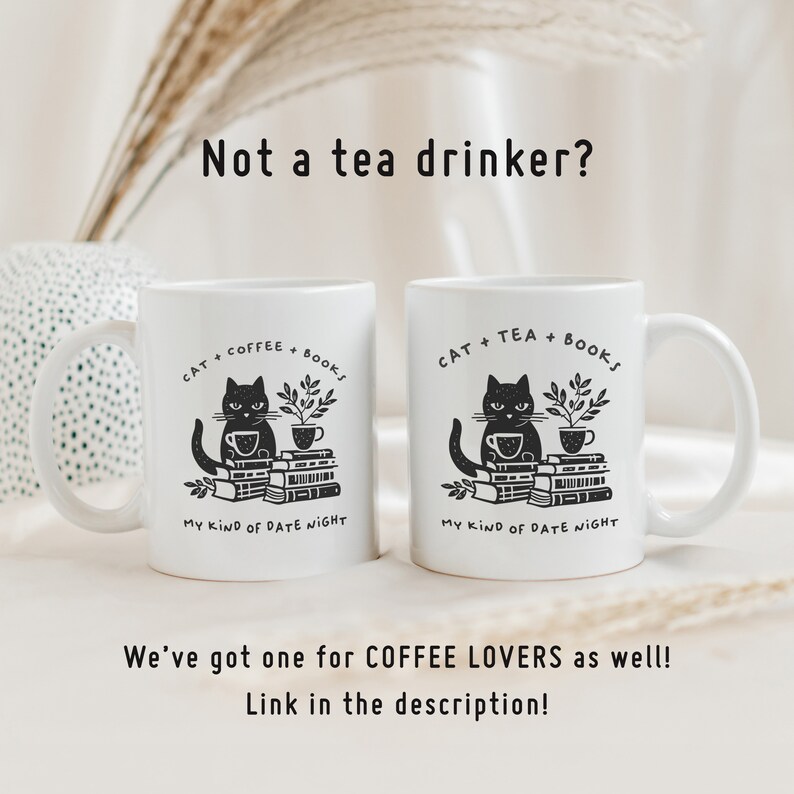 Puede incluir: Dos tazas de cer&aacute;mica blanca con ilustraciones de gatos negros. Las tazas muestran el texto "CAT + COFFEE + BOOKS" y "CAT + TEA + BOOKS" con las palabras "MY KIND OF DATE NIGHT" debajo de cada gato.
