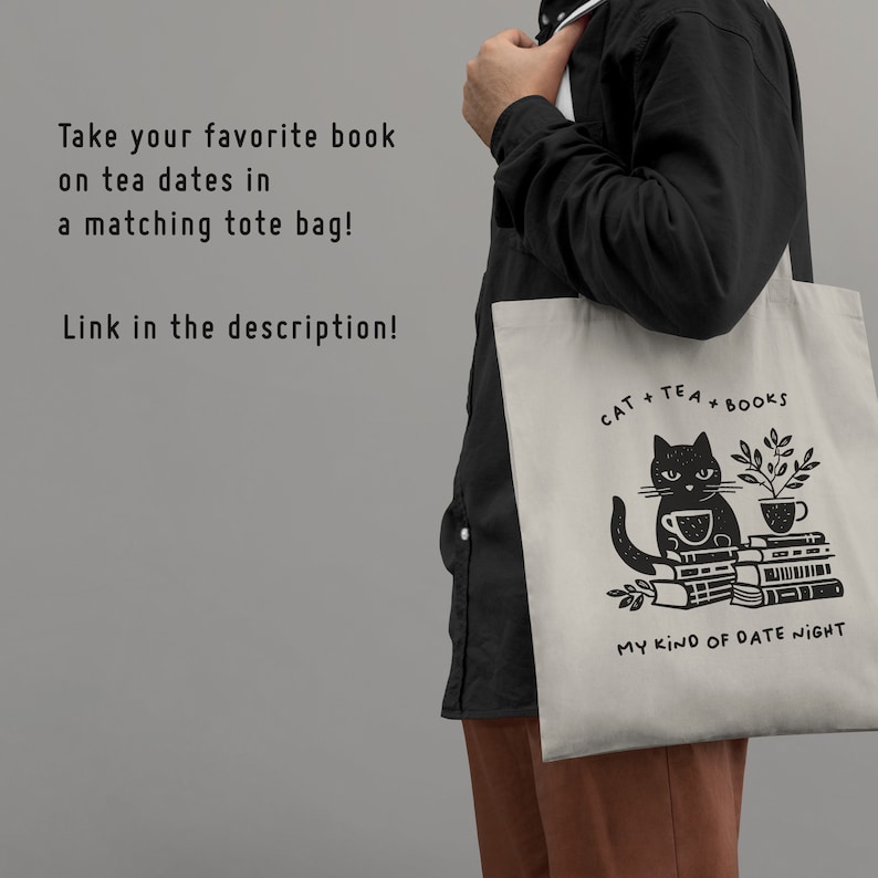 Puede incluir: Una bolsa de tela beige con una ilustraci&oacute;n de un gato negro sosteniendo una taza de t&eacute; y sentado sobre una pila de libros. El texto en la bolsa dice "CAT + TEA + BOOKS" y "MY KIND OF DATE NIGHT".