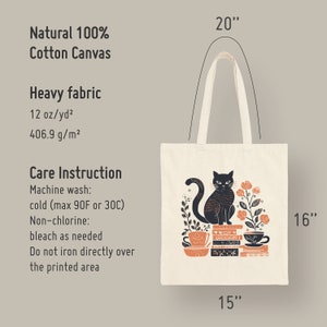Puede incluir: Una bolsa de tela blanca con asas negras. La bolsa mide 51 cm de alto, 41 cm de ancho y 38 cm de profundidad. Presenta un gato negro sentado sobre una pila de libros con una taza de t&eacute;. La bolsa est&aacute; hecha de lona de algod&oacute;n 100% natural y tiene un peso de tela pesado de 12 onzas por yarda cuadrada o 406,9 gramos por metro cuadrado. Las instrucciones de cuidado est&aacute;n impresas en el lado izquierdo de la bolsa. Lavar a m&aacute;quina con agua fr&iacute;a, blanqueador sin cloro seg&uacute;n sea necesario. No planchar directamente sobre el &aacute;rea impresa.