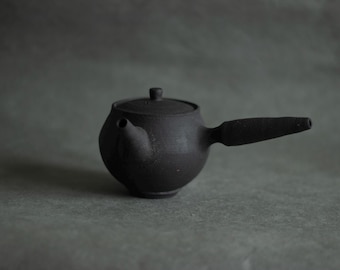 Tetera Ironstone Kyusu n.° 2: Tetera japonesa hecha a mano con asa lateral.