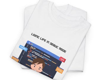 Op de afbeelding: Wit T-shirt met een afbeelding van een computerscherm met code en de tekst "Living life in debug mode".
