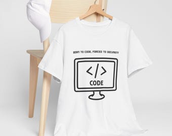 Puede incluir: Camiseta blanca con un gráfico negro de un monitor de computadora con el texto "BORN TO CODE, FORCED TO DOCUMENT" y "CODE" debajo del monitor.
