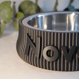 Personalisierter Futternapf mit Namen für Katzen und Hunde in modernem Design