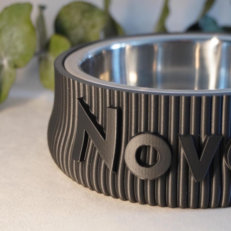 Personalisierter Futternapf mit Namen für Katzen und Hunde in modernem Design