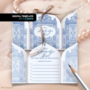 Op de afbeelding: Een digitale sjabloon voor een uitnodiging voor "The Bridgerton Ball". Het ontwerp toont een blauw-witte poortillustratie met een bruin lint. De tekst bevat "DIGITAL TEMPLATE EDIT IN Canva" en "THE Bridgerton Ball". Een potlood ligt op de uitnodiging.