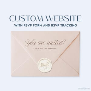 Puede incluir: Un sobre rosa pálido con un sello de cera blanco con diseño de lazo. El texto dice: CUSTOM WEBSITE WITH RSVP FORM AND RSVP TRACKING, You are invited!, CLICK OR TAP TO OPEN. El diseño está centrado sobre un fondo claro.