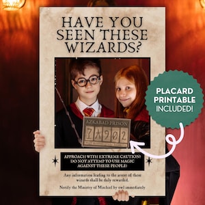 Può includere: Un poster con il testo "HAVE YOU SEEN THESE WIZARDS?" presenta due bambini vestiti da maghi. Il poster include il testo "AZKABAN PRISON" e "PLACARD PRINTABLE INCLUDED!" in un cerchio verde. Il poster ha un aspetto vintage di carta invecchiata.