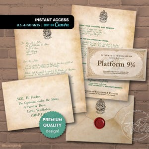 Può includere: Una collezione di carte in stile pergamena con testo in inchiostro verde, tra cui una lettera, una busta con un sigillo di cera rosso e un biglietto del treno per il binario 9 3/4. Le carte hanno un'estetica vintage.