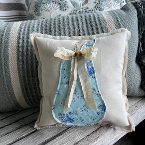 Handmade Quilted Pear Accent Pillow, Stuffed Pear Pillow, Farmhouse Pear Pillow, Country Pear Pillow, Cottagecore Pear Pillow