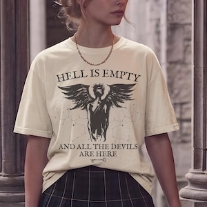 Puede incluir: Un juego de tres tazas de cerámica con un acabado mate moteado. Las tazas son de color crema, gris claro y gris oscuro. Cada taza tiene un diseño simple y minimalista.