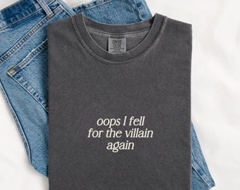 Föll för skurken i min skurkeeran T-shirt Romantik bok merchandise Romantasy merchandise skurkälskare mörk romantik läsare moraliskt grå T-shirt