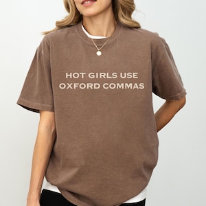 オックスフォードカンマTシャツ ホットガールズリードブックス コンフォートカラーズ ライブラリアンコア 句読点シャツ 面白い文法警察 オックスフォードカンマ協会