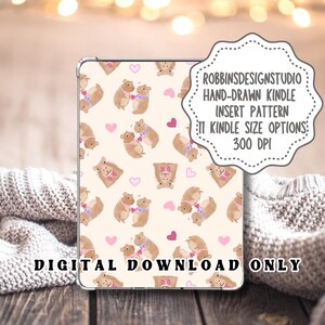 Puede incluir: Una descarga digital de un patrón de inserción de Kindle dibujado a mano con un patrón repetido de dos hámsters sosteniendo corazones sobre un fondo rosa claro con corazones rosas. El texto "ROBBINSDESIGNSTUDIO HAND-DRAWN KINDLE INSERT PATTERN 11 KINDLE SIZE OPTIONS 300 DPI DIGITAL DOWNLOAD ONLY" se muestra en la imagen.