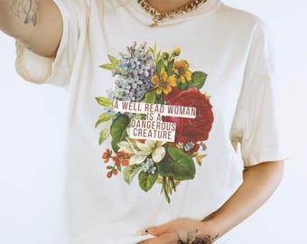 Una mujer culta es una criatura peligrosa. Camiseta Librariancore. Solo una chica que ama los libros. Biblioteca Jane Austen Light Academia.